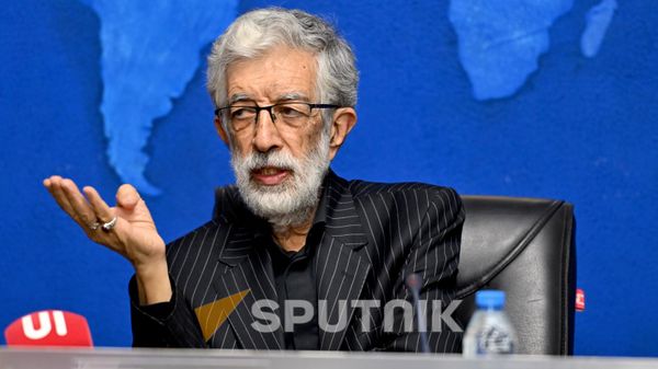 Тесть верховного лидера Ирана и экс-спикер парламента  Голамали Хаддад Адель на пресс-конференции (6 июля 2026). Тегеран - Sputnik Армения