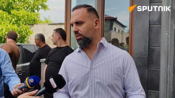Адвокат Ерем Саркисян отвечает на вопросы прессы  (6 июля 2026). Ариндж - Sputnik Армения
