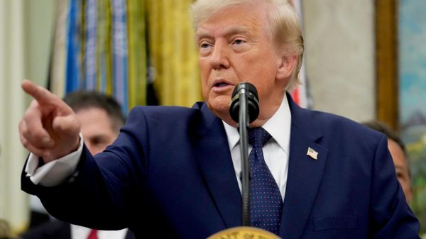 Президент США Дональд Трамп выступает после звонка в колокол, возвещающий об открытии торгов на Нью-Йоркской фондовой бирже (6 июля 2026). Вашингтон - Sputnik Армения