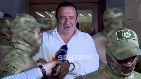 Гагик Царукян покидает здание Следственного комитета (6 июля 2026). Еревaн - Sputnik Армения