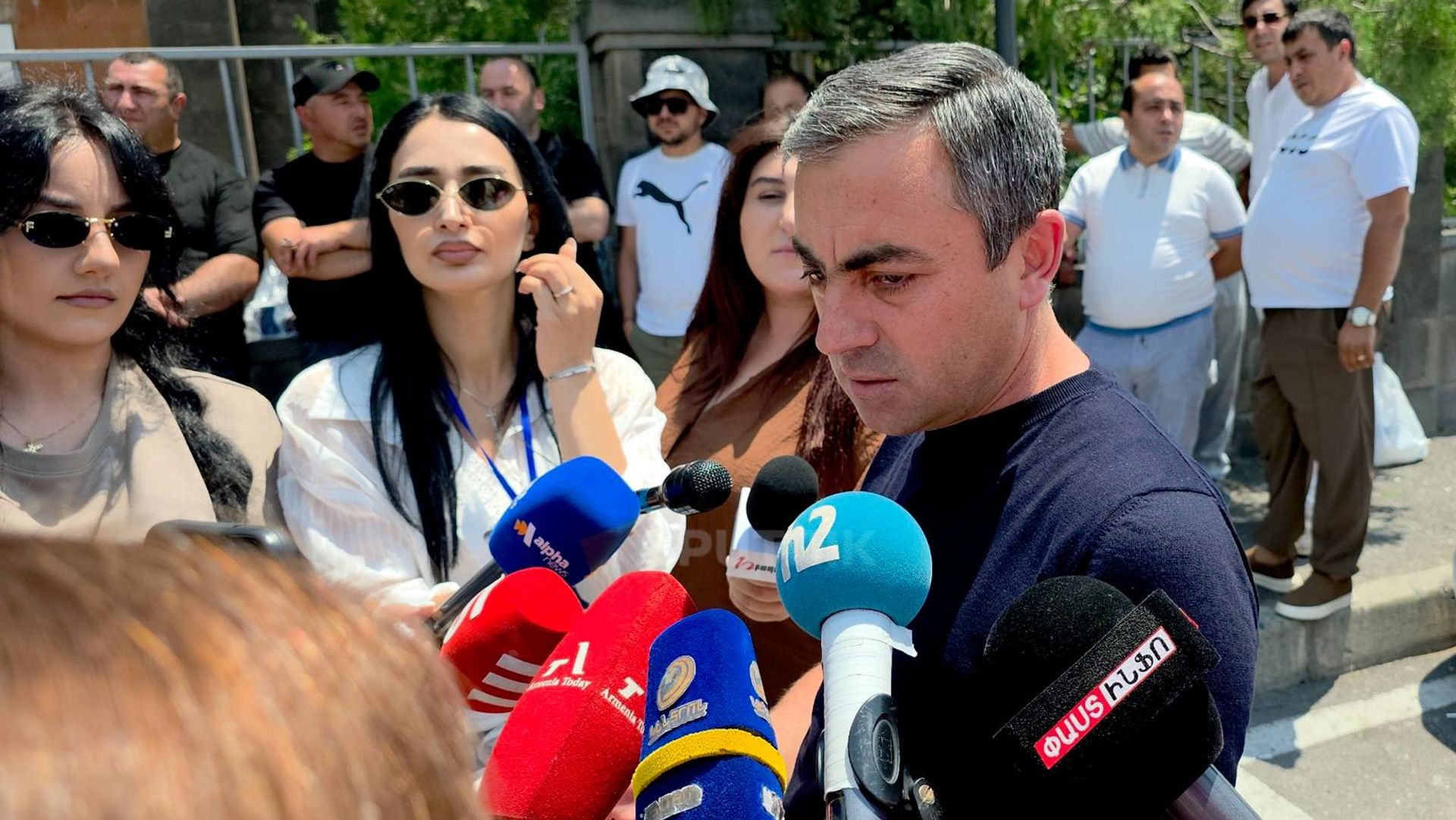 Ишхан Сагателян общается с прессой у здания суда, где началось заседание по избранию меры пресечения Гагику Царукяну (7 июля 2026). Еревaн - Sputnik Армения, 1920, 07.07.2026