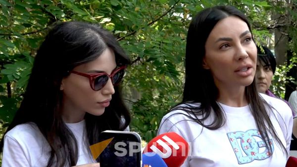 Дочери Гагика Царукяна общаются с прессой у здания суда, где началось заседание (7 июля 2026). Еревaн - Sputnik Армения
