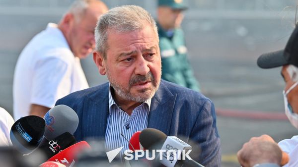 Глава административного района Малатия-Себастия: Ромик Мхитарян отвечает на вопросы журналистов на месте пожара в магазине мебели Домус (7 октября 2024). Ереван - Sputnik Армения