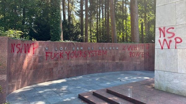 Вандалы осквернили надгробия на советском военном кладбище в Нидерландах - Sputnik Армения