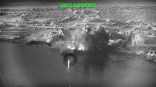 Кадр из видео Центрального командования США во взрывом на военно-морской базе Бандар-Аббас в Иране от 12 июля 2026 - Sputnik Армения