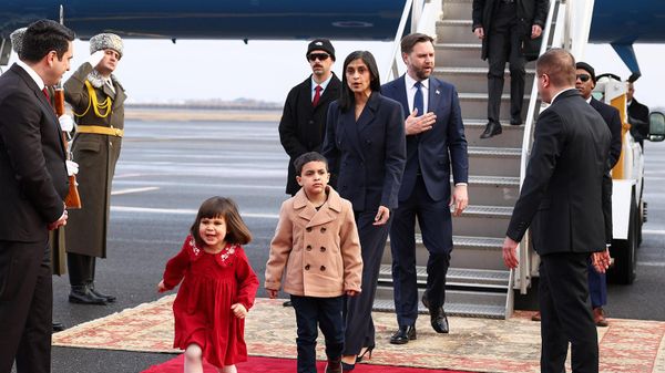 Вице-президент США Джей Ди Вэнс, вторая леди Уша Вэнс и их дети Мирабель и Вивек выходят из самолета Air Force Two по прибытии в Армению (9 февраля 2026). Еревaн - Sputnik Армения