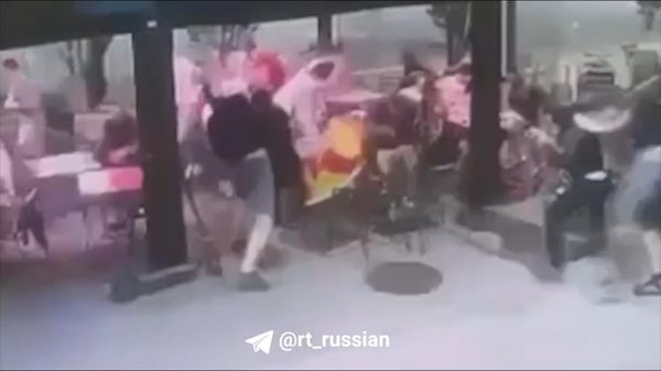 Толпа в масках с металлическими прутьями и телескопическими дубинками напала на военных в Испании во время просмотра финала ЧМ - Sputnik Армения