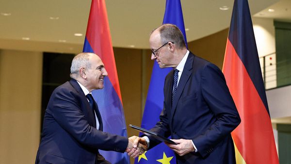 Премьер-министр Армении Никол Пашинян и федеральный канцлер Фридрих Мерц пожимают друг другу руки после подписания меморандума о взаимопонимании перед пресс-конференцией (9 декабря 2025). Берлин - Sputnik Армения