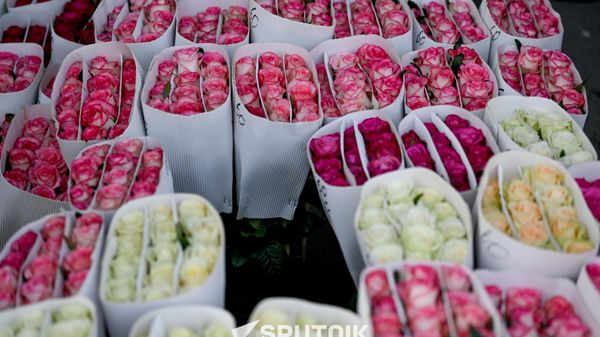 Продажа роз на одном из цветочных рынков Еревана - Sputnik Армения