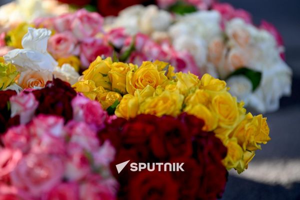 Продажа роз на одном из цветочных рынков Еревана Продажа роз на одном из цветочных рынков Еревана - Sputnik Армения