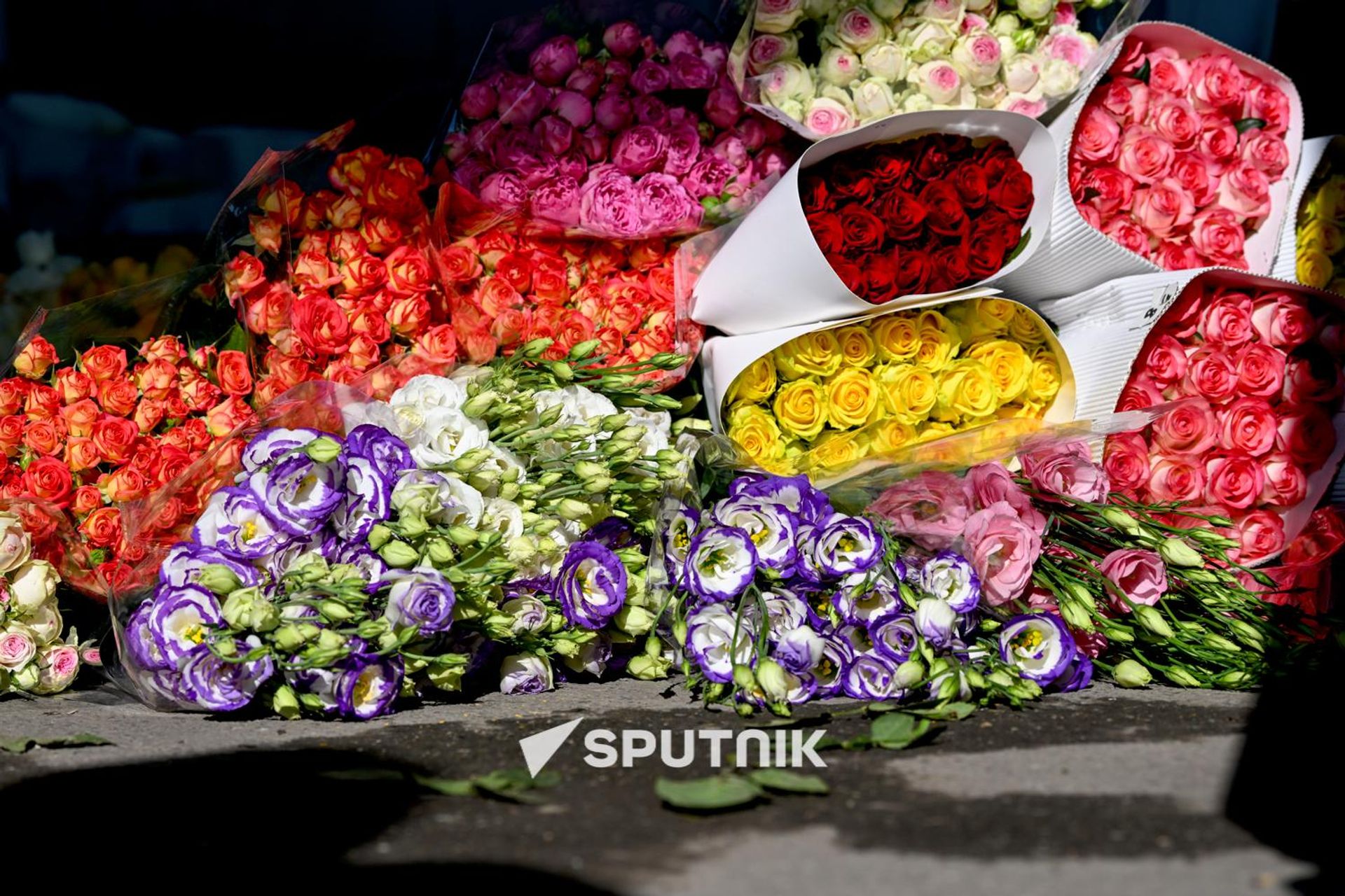 Продажа цветов на одном из цветочных рынков Еревана Продажа цветов на одном из цветочных рынков Еревана - Sputnik Армения, 1920, 24.07.2026