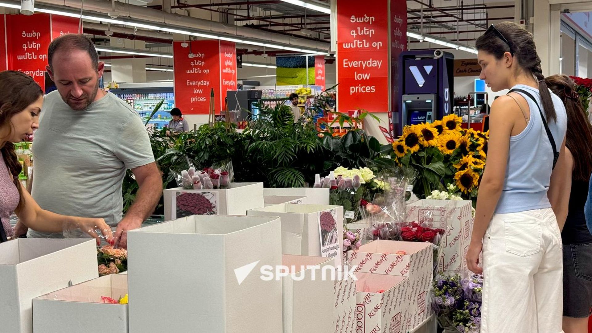 Продажа цветов на одном из супермаркетов Еревана Продажа цветов на одном из супермаркетов Еревана - Sputnik Армения, 1920, 24.07.2026