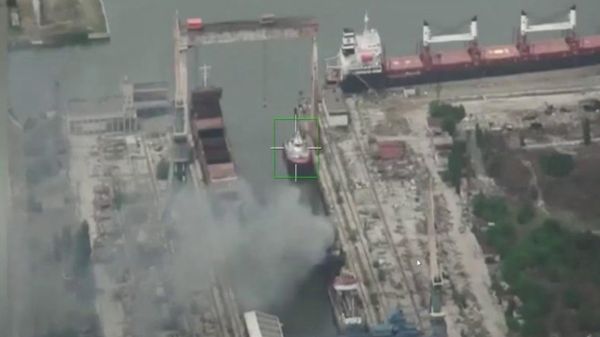Российские военные поразили морской сухогруз и два буксира в порту Николаева - Sputnik Արմենիա