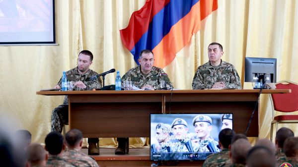 Первый замминистра обороны, начальник Генерального штаба ВС, генерал-лейтенант Эдвард Асрян посетил Северное армейское подразделение и встретился с командирами призывных частей и старшими офицерами армейских позиций (25 июля 2026) - Sputnik Армения