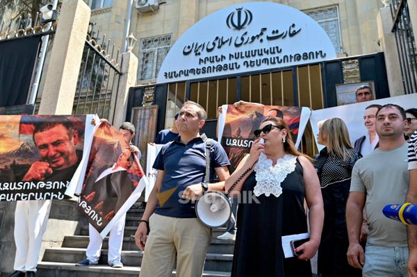Ивета Тоноян выступает на акции в поддержку Гагика Царукяна у посольства Ирана (27 июля 2026). Еревaн Ивета Тоноян выступает на акции в поддержку Гагика Царукяна у посольства Ирана (27 июля 2026). Еревaн - Sputnik Армения