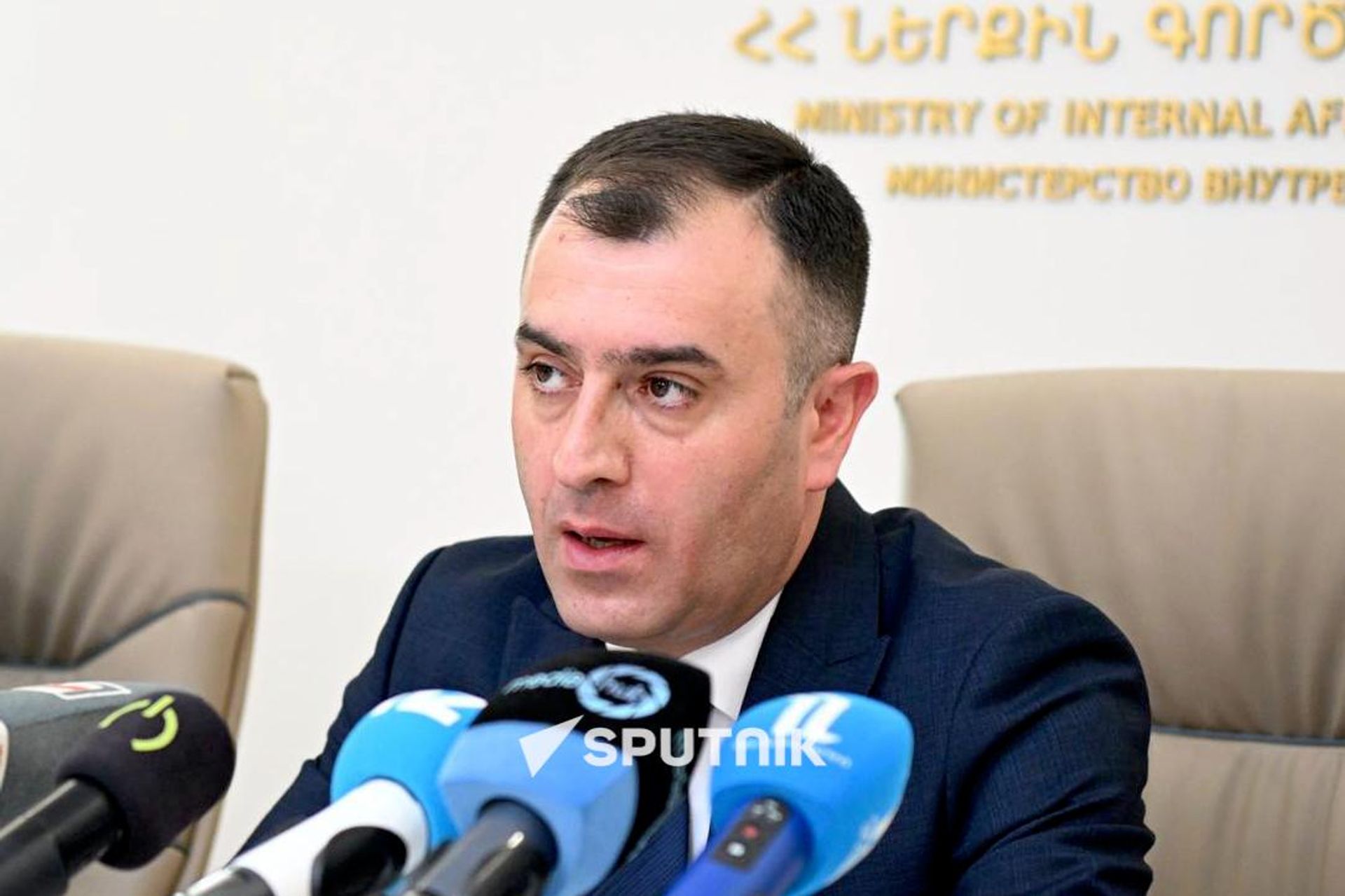 Начальник юридического управления МВД Руслан Марандян на пресс-конференции, посвященной новым изменениям в критериях знаков государственной регистрации транспортных средств (28 июля 2026). Еревaн - Sputnik Армения, 1920, 28.07.2026