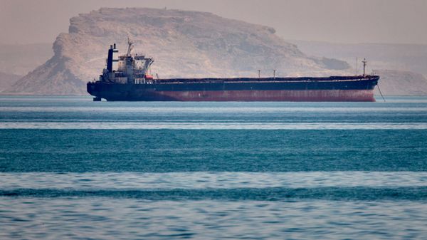 Грузовое судно стоит на якоре в Ормузском проливе у берегов Бандар-Аббаса, Иран - Sputnik Արմենիա