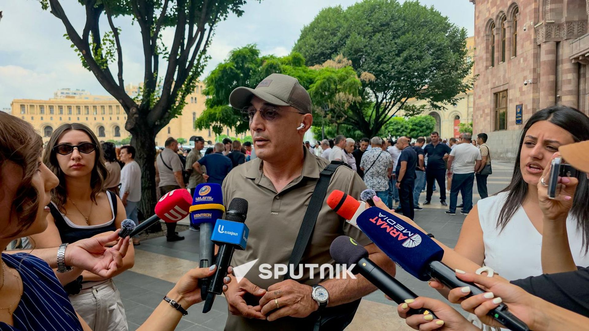 Тренер спорткомплекса Олимпаван Эрик Оганян отвечает на вопросы журналистов во время акции в поддержку Гагика Царукяна у здания правительства (30 июля 2026). Еревaн - Sputnik Армения, 1920, 30.07.2026