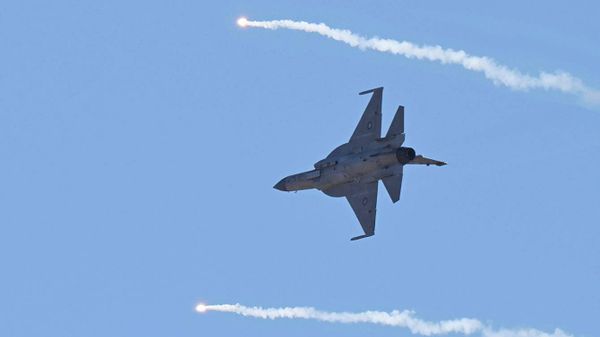 Многоцелевые истребители JF-17C (Block-III) в международном аэропорту имени Гейдара Алиева (25 сентября 2024). Баку - Sputnik Армения