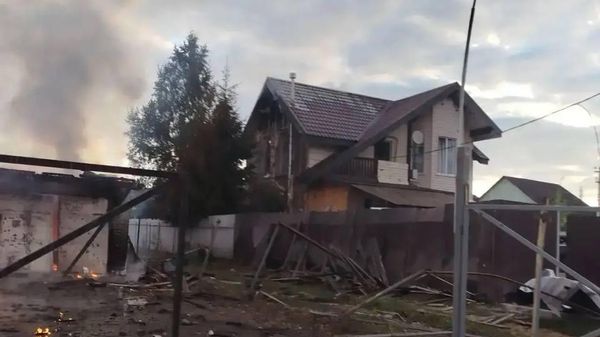 Последствия налета беспилотников ВСУ на частный дом и территорию склада (4 августа 2026). Чехов, Подмосковье - Sputnik Армения