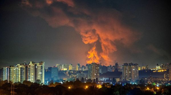 Дым над городом после российского ракетного удара (5 августа 2026). Киев - Sputnik Армения