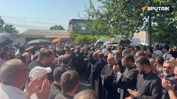 Католикоса всех армян встретили аплодисментами возле суда - Sputnik Армения