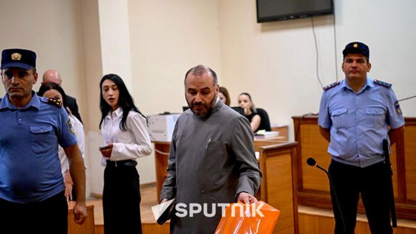 Геворк (Арман) Сароян в здании Суда общей юрисдикции первой инстанции Армавирской области, где начинается судебное заседание по делу Католикоса и шести епископов (7 августа 2026). Эчмиадзин - Sputnik Армения