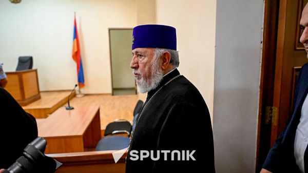 Католикос Гарегин Второй в здании Суда общей юрисдикции первой инстанции Армавирской области, где начинается судебное заседание по делу Католикоса и шести епископов (7 августа 2026). Эчмиадзин - Sputnik Армения