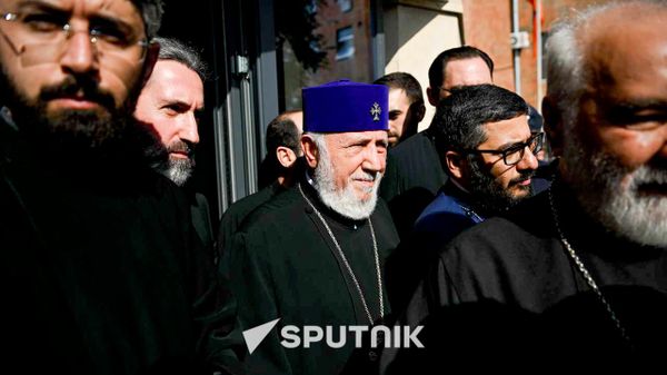 Католикос Гарегин Второй покидает здание Суда общей юрисдикции первой инстанции Армавирской области (7 августа 2026). Эчмиадзин - Sputnik Армения
