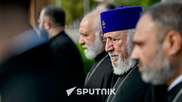 Католикос Гарегин Второй покидает Эчмиадзинский кафедральный собор после обращения к прихожанам (7 августа 2026). Эчмиадзин - Sputnik Армения