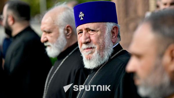 Католикос Гарегин Второй покидает Эчмиадзинский кафедральный собор после обращения к прихожанам (7 августа 2026). Эчмиадзин - Sputnik Армения