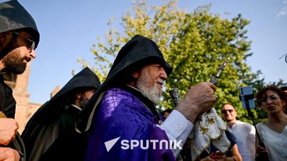 Католикос Гарегин Второй покидает Эчмиадзинский кафедральный собор после обращения к прихожанам (7 августа 2026). Эчмиадзин