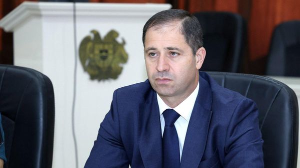 Заместитель министра внутренних дел, директор Службы спасения Арам Казарян представил сотрудникам Службы Артура Худиняна, назначенного на должность заместителя директора Службы спасения (7 августа 2026). Еревaн - Sputnik Армения