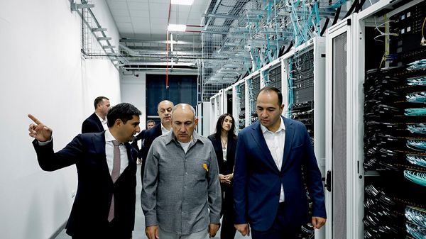 Премьер-министр Никол Пашинян на официальной церемонии открытия завода AB, созданного в сотрудничестве с Firebird AI и глобальной технологической компанией NVIDIA (8 августа 2026). Раздан - Sputnik Армения