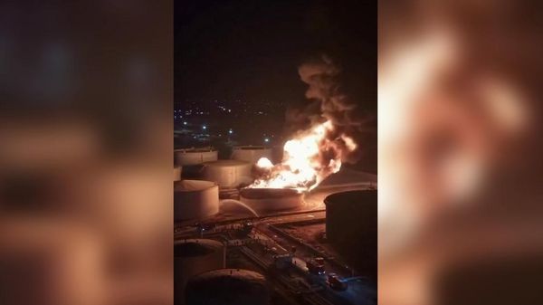 Масштабный пожар в Эз-Завии на западе Ливии, где беспилотник атаковал бак с бензином - Sputnik Армения