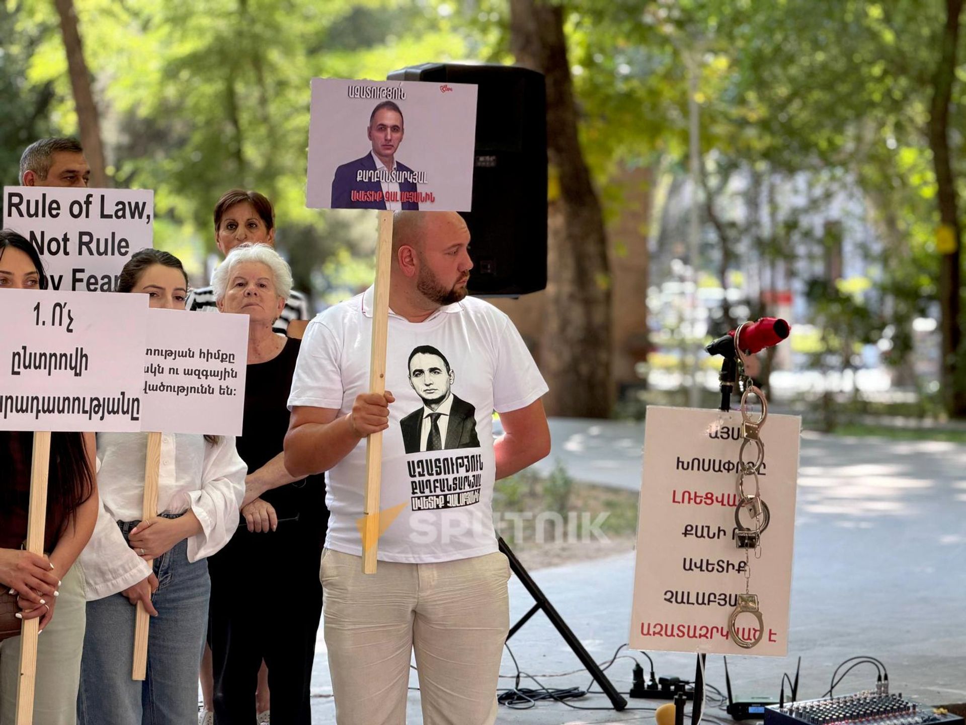 Публичное мероприятие в парке Сарьяна в защиту политзаключенного Аветика Чалабяна и других политзаключенных (12 августа 2026). Еревaн Публичное мероприятие в парке Сарьяна в защиту политзаключенного Аветика Чалабяна и других политзаключенных (12 августа 2026). Еревaн - Sputnik Армения, 1920, 12.08.2026