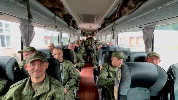 Возвращенные из плена российские военные - Sputnik Армения