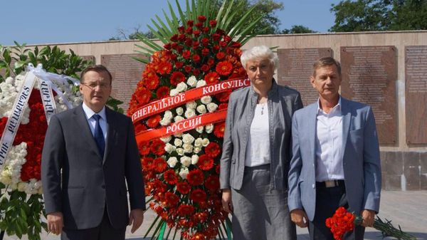 Дипломаты Генконсульства России в Гюмри возложили цветы к подножью мемориала Холм чести по случаю 170-летия его создания (20 августа 2026). Гюмри, Ширак Дипломаты Генконсульства России в Гюмри возложили цветы к подножью мемориала Холм чести по случаю 170-летия его создания (20 августа 2026). Гюмри, Ширак - Sputnik Армения