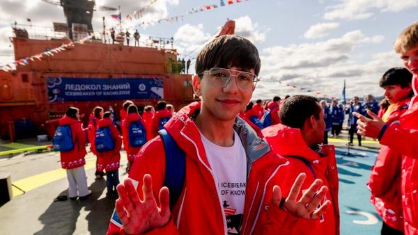 Участник из Армении международного юношеского конкурса Ледокол знаний Юрий Сарибекян на борту атомного ледокола 50 лет Победы - Sputnik Армения