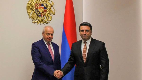 Секретарь Совета безопасности Ален Симонян встретился с послом РФ Сергеем Копыркиным (25 августа 2026). Еревaн - Sputnik Армения