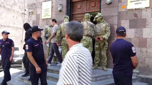 Седрак Кочарян в сопровождении силовиков вышел из Антикоррупционного комитета Седрак Кочарян в сопровождении силовиков вышел из Антикоррупционного комитета - Sputnik Армения
