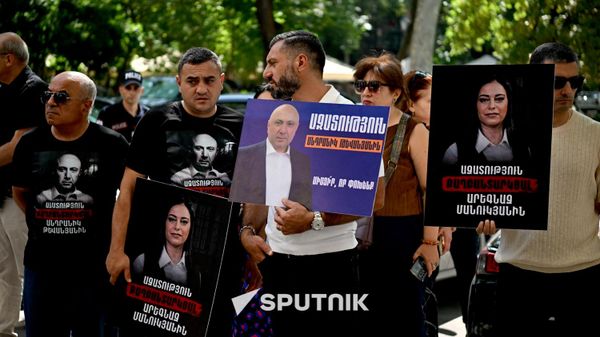 Акция протеста против политических репрессий партии Мать Армения у здания генпрокуратуры (27 августа 2026). Еревaн - Sputnik Армения