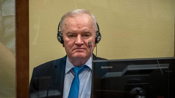 Бывший командующий боснийскими сербскими вооруженными силами Ратко Младич в зале суда (8 июня 2021). Гаага - Sputnik Армения