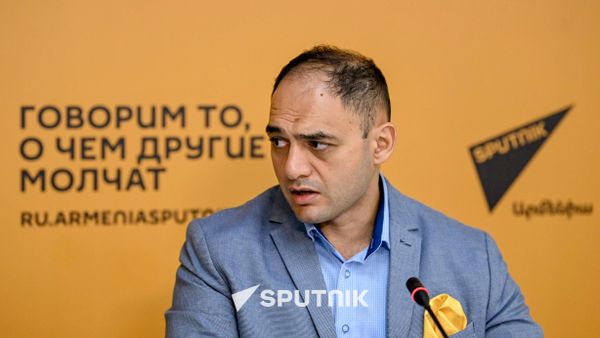 Кандидат экономических наук, доцент Агаси Тавадян на пресс-конференции Армения между ЕС и ЕАЭС. Что ждет экономику страны осенью (28 августа 2026). Еревaн - Sputnik Армения