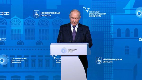 Россия сейчас борется за настоящее и будущее страны, заявил Путин - Sputnik Армения