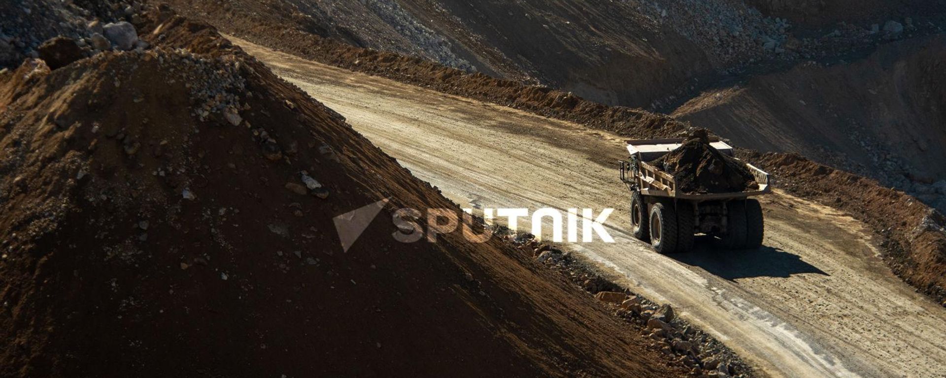 Грузовой автомобиль на руднике Зангезурского медно-молибденового комбината - Sputnik Армения, 1920, 15.07.2021