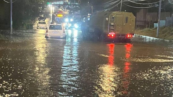 Спасатели помогают водителям, чьи автомобили застряли в воде из-за сильных дождей (30 августа 2026). Еревaн - Sputnik Արմենիա