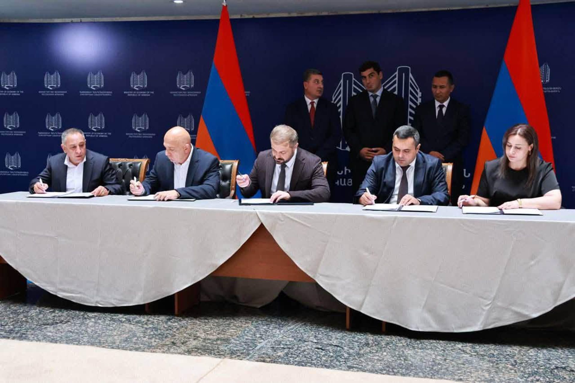Церемония подписания соглашения о развитии общин между ЗАО Lydian Armenia, правительством Армении в лице Министерства экономики и общинами Джермук, Вайк и Сисиан (31 августа 2026). Еревaн - Sputnik Արմենիա, 1920, 31.08.2026