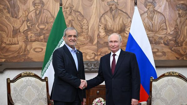 Президент РФ Владимир Путин и президент Ирана Масуд Пезешкиан во время встречи на полях саммита ШОС (1 сентября 2026). Бишкек - Sputnik Армения