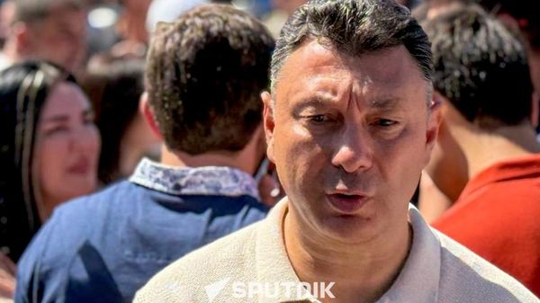 Эдуард Шармазанов отвечает на вопросы журналистов у здания суда, где проходит судебное заседание по делу Гагика Царукяна (3 сентября 2026). Еревaн - Sputnik Армения